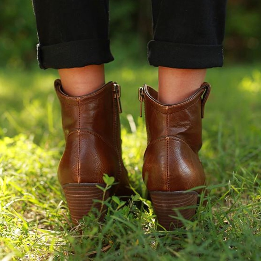 Western Chic Burnished Distressed Boots - Picture 3 of 7